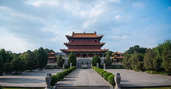  高铁站■中部一座地理位置极优越的城市, 未来将有5座高铁站, 前