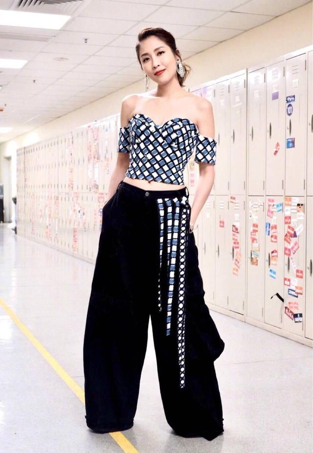 看陈敏之这一身look,感觉满屏都是潮气感