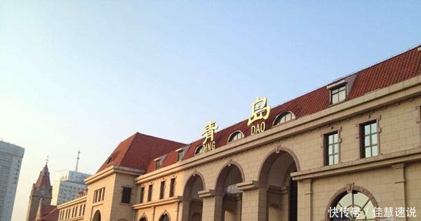 中国最美的两个火车站, 一个出站能看到湖, 一个出站能看到海!