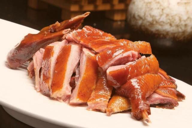 为什么一只活鸭50块，一只烤鸭却只要18元？店主不小心说漏嘴