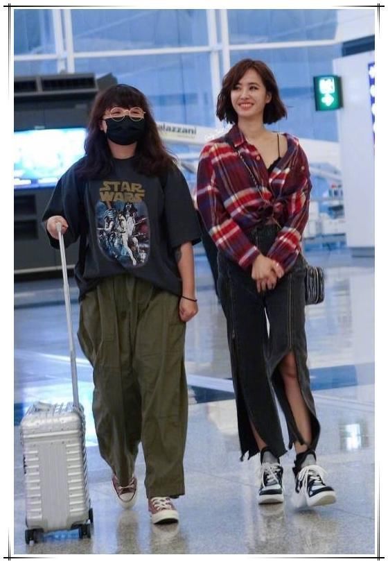 蔡依林为博眼球，在阔腿裤上挖了两个洞，网友：这腿秀的我给满分