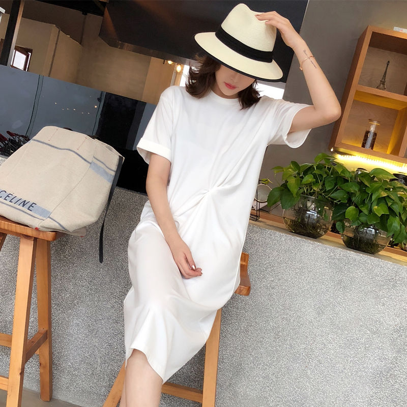 小个子就爱穿连衣裙，透着清凉感的吊带裙，模样更清新