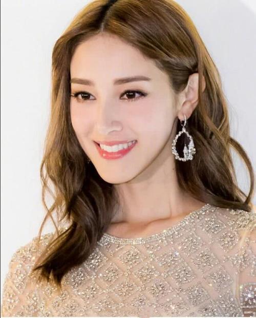 42岁林心如与27岁陈凯琳同穿钉珠裙，大15岁反而赢了少女感和搭配