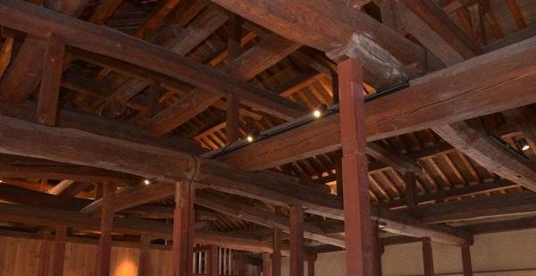  「屋梁」农村有人专门买旧房梁，一根100多，老农：这有啥用？答