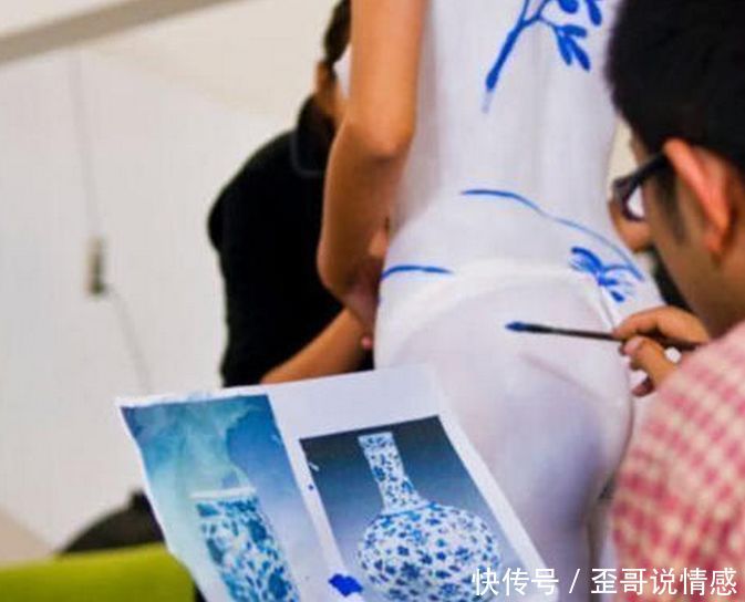 美女在身上画了一件旗袍，化妆师自称很完美，走在街头路人盯着看