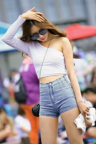 小羽街拍：紧身牛仔短裤姑娘，优雅身段很抢眼，在活动上自拍！