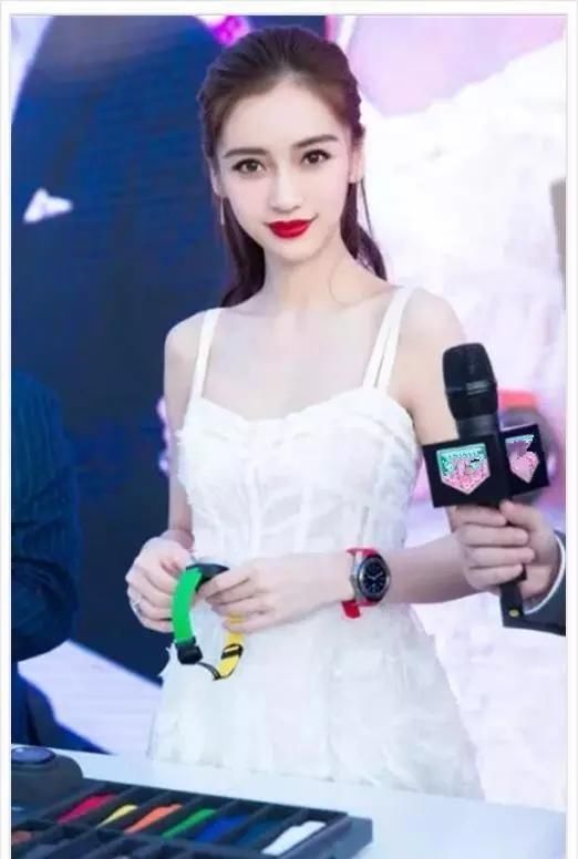 当奶茶妹妹章泽天与女星杨颖同穿白色吊带裙，网友直呼：这差距！