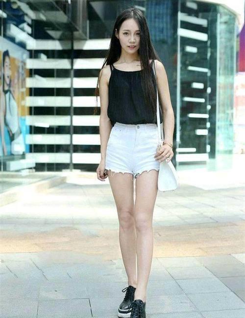 身姿丰腴的吊带装小姐姐显瘦又提臀，风度翩翩，很是吸睛！