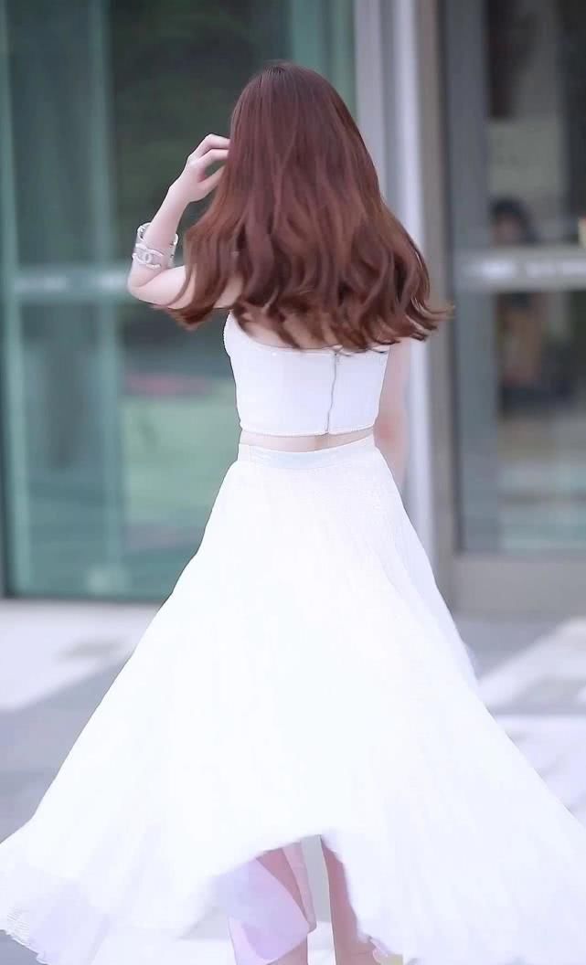  整体风格|一身白色长裙，有一种不食烟火之美