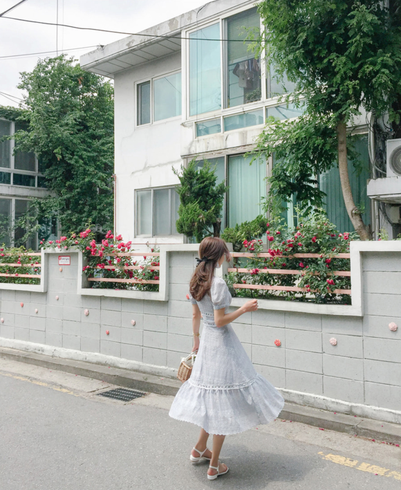 女神孙允珠，明斯克民族花饰波漾淡灰洋裙