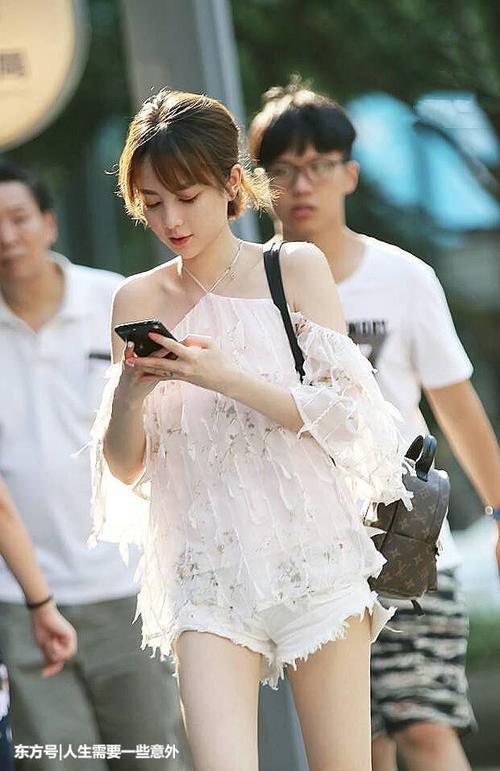 街拍路人，夏天学会这些时尚搭配，让你走到哪都是万人迷