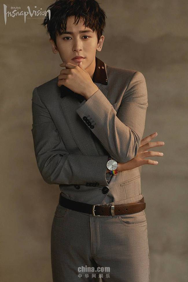 张哲瀚曝写真 冷峻帅气时尚感max