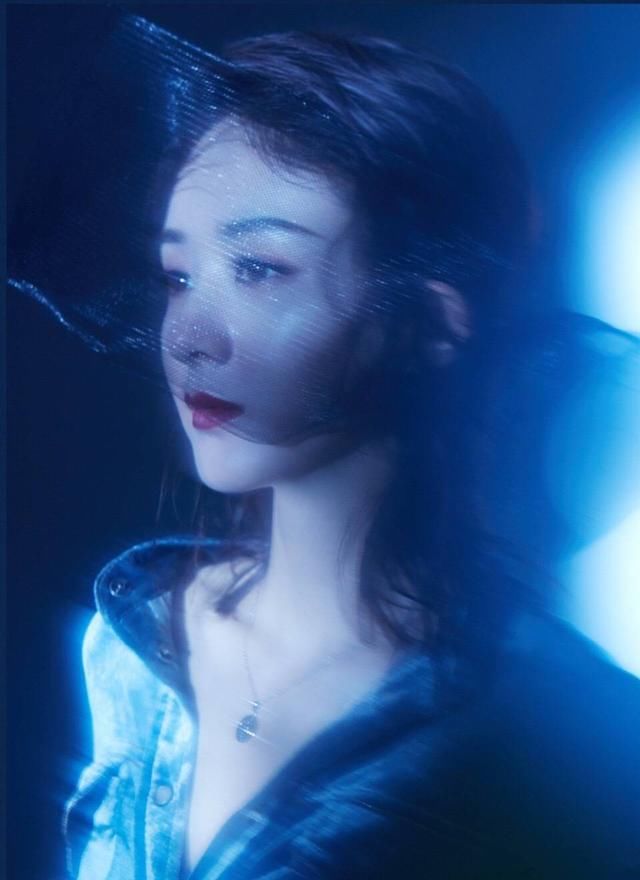 赵丽颖终于开窍?拍时尚大片霸气又冷艳，终于不再走傻白甜路线了