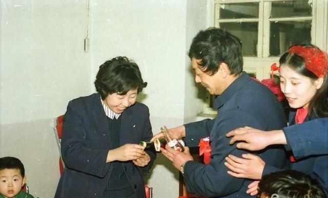  [婚礼]40年前的结婚仪式原来是这样的，摄影师王心钢收藏了这些宝贝