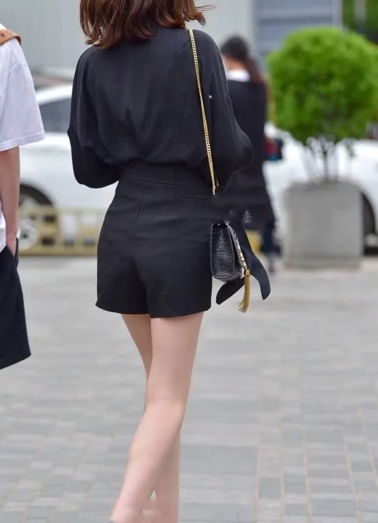 气质小姐姐黑色紧身衣穿出好身材，超短裤大秀白皙长腿