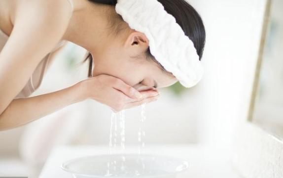 螨虫又脏又臭，脸上会有4大警报，三招让上万螨虫有来无回