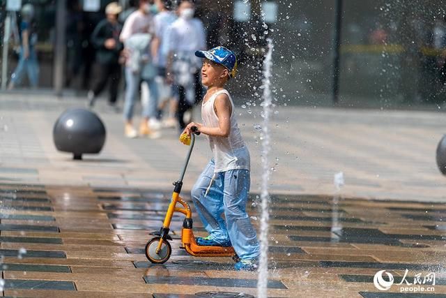  北京■北京气温破纪录 防暑装备成出门“标配”