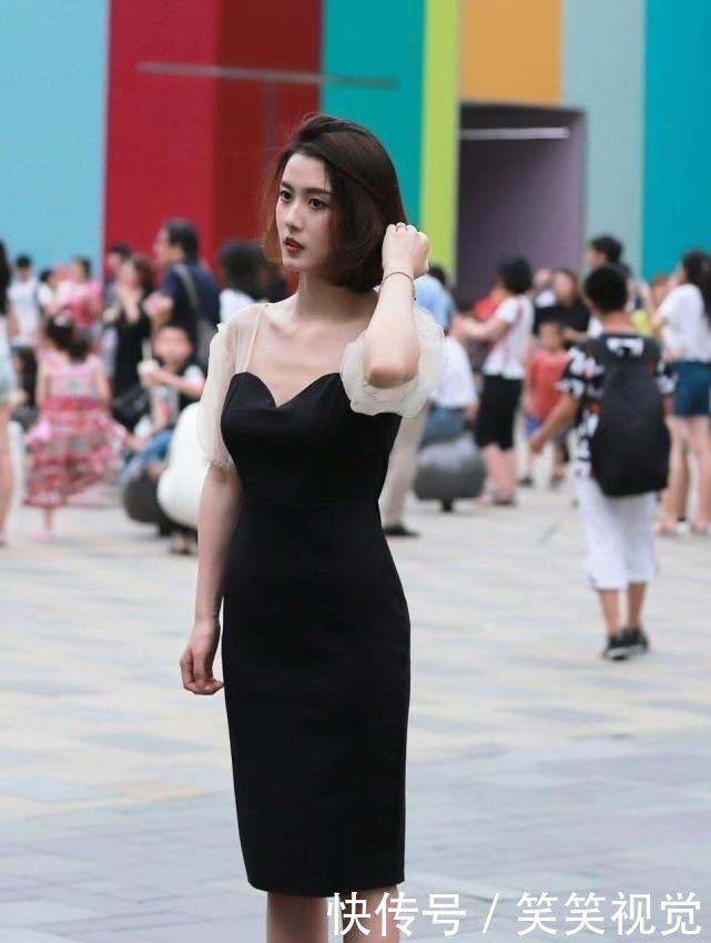 时髦:时髦黑色连衣裙,减龄又显白,干练气质十足