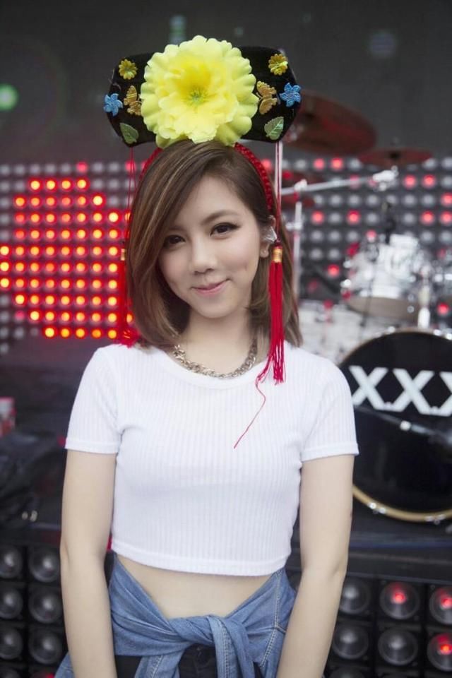 邓紫棋真够猛的!穿短的裙子上台就不怕走光?网友:画面不堪入目!