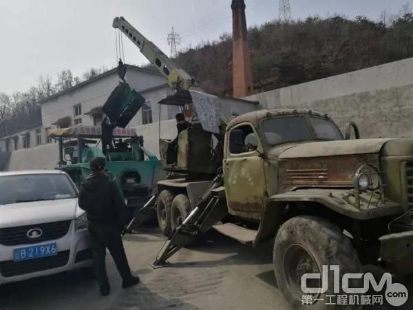 徐工“老5吨“—37岁高龄起重机现身大连 宝刀未老