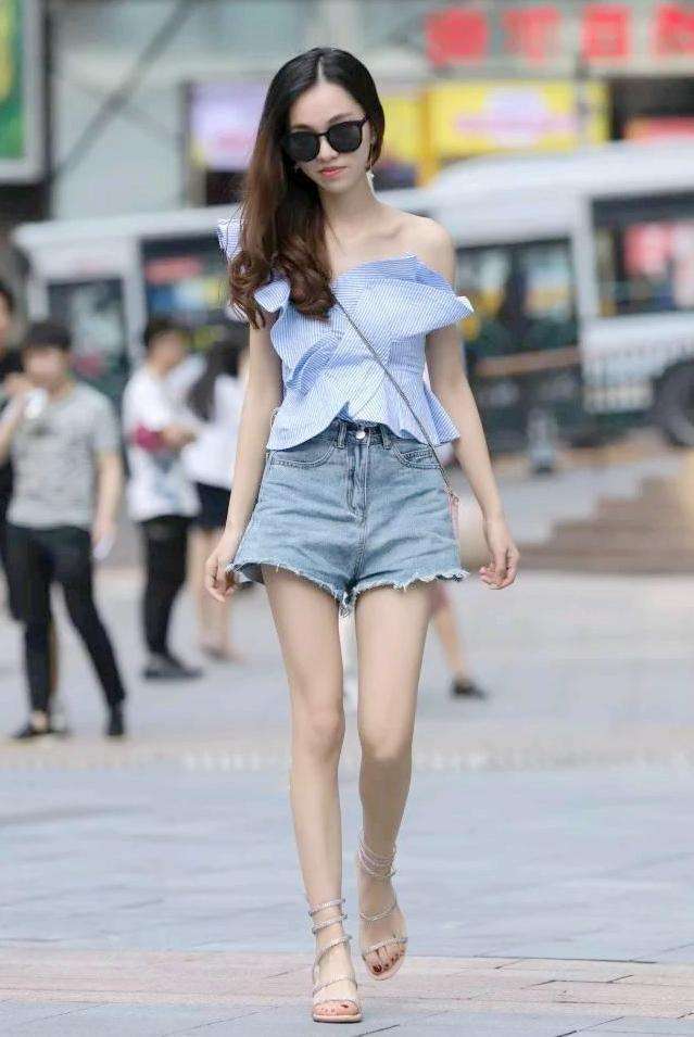 街拍: 满大街的大长腿, 第二位小姐姐颜值真的好高