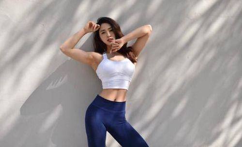 路人街拍，小个子魅力穿着帅气又时尚，鞋子才是亮点！