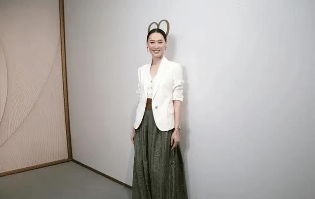 #装配#31岁梁洛施单身后更有气质,白色西装配墨绿色半裙,美得高级精致