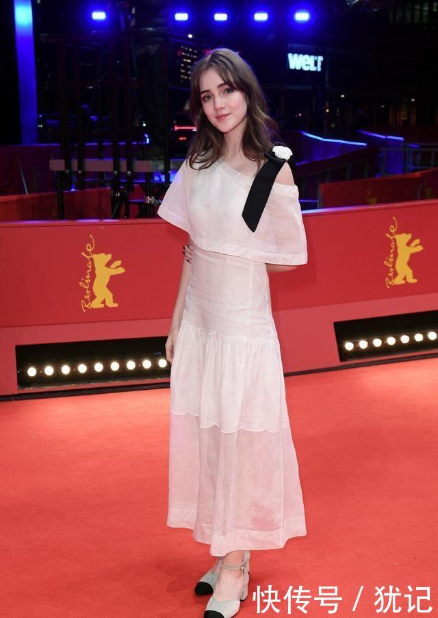  「下半身搭配」又扑捉到一只小仙女，17岁就拥有盛世美颜，穿搭还那么时髦