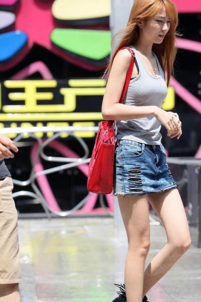 广州街拍: 牛仔热裤凸显白皙长腿, 紧身T展现傲人身材