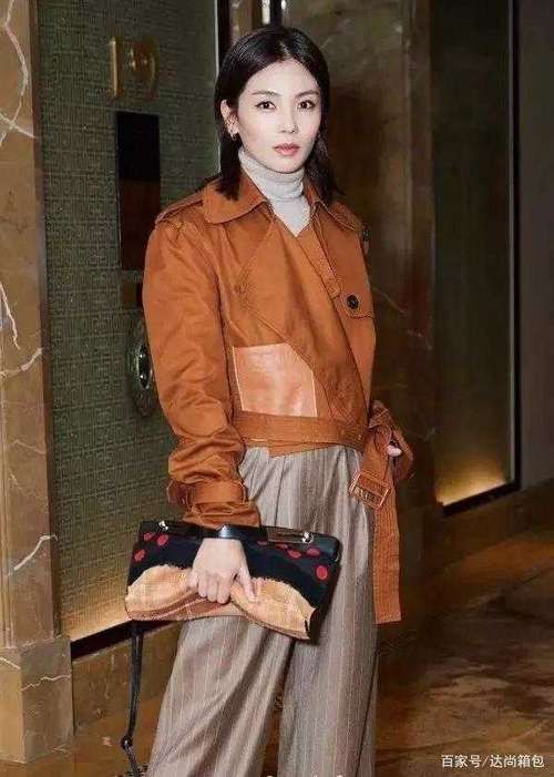  「撞色」最新包包与服装的撞色搭配原则