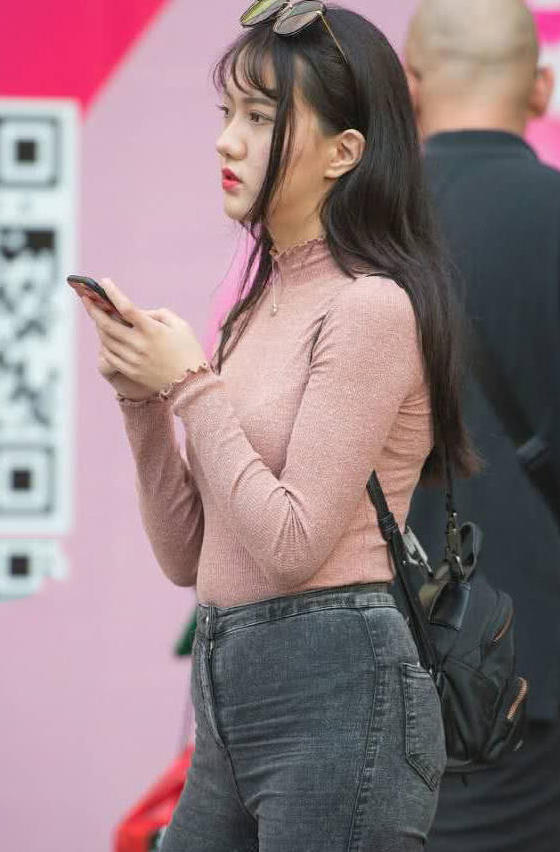 清纯女学生穿紧身牛仔裤洋溢青春玉女魅力，网友：这蒜头鼻子太可