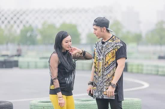 钟丽缇出席活动穿着性感又大胆,上围丰满,难怪张伦硕那么宠她