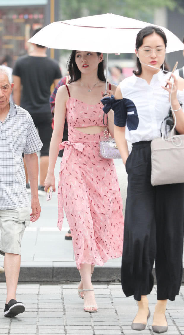 温柔小姐姐穿粉色连衣裙裹出曼妙好身姿,气质优雅很迷人