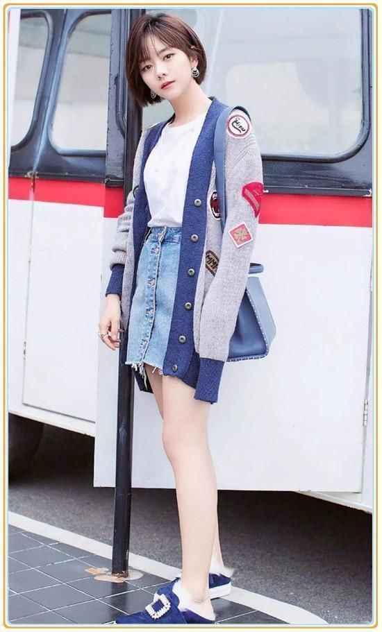 在谭松韵面前谁敢说童颜？扎俩羊角辫穿白T恤简直就是一小学生！