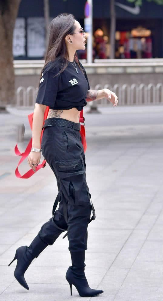 街拍:气质小姐姐帅气长裤尽显曼妙身姿，那不拘风格的气质心动了