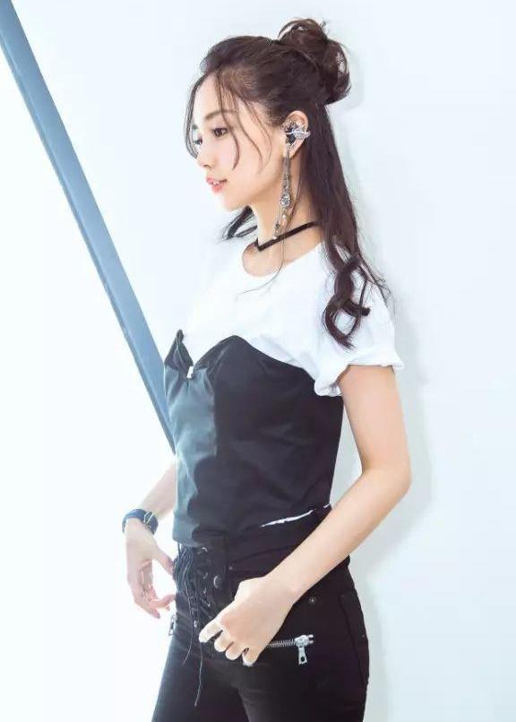 baby杨幂关晓彤竟看不出年龄差？原来她们扎了同款发型！