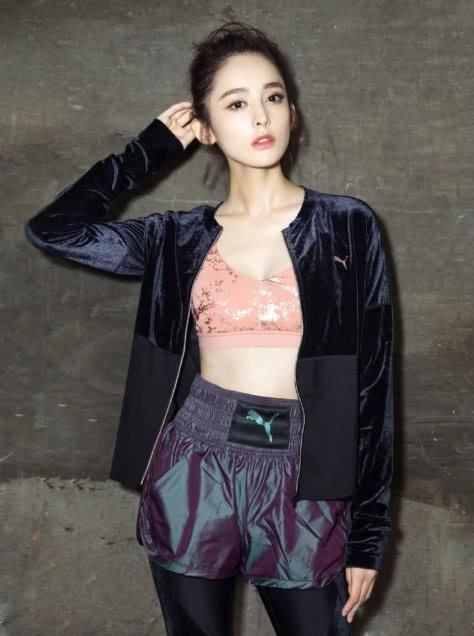 古力娜扎罕见“黑丝特辑”，超短裤秀黑丝美腿！