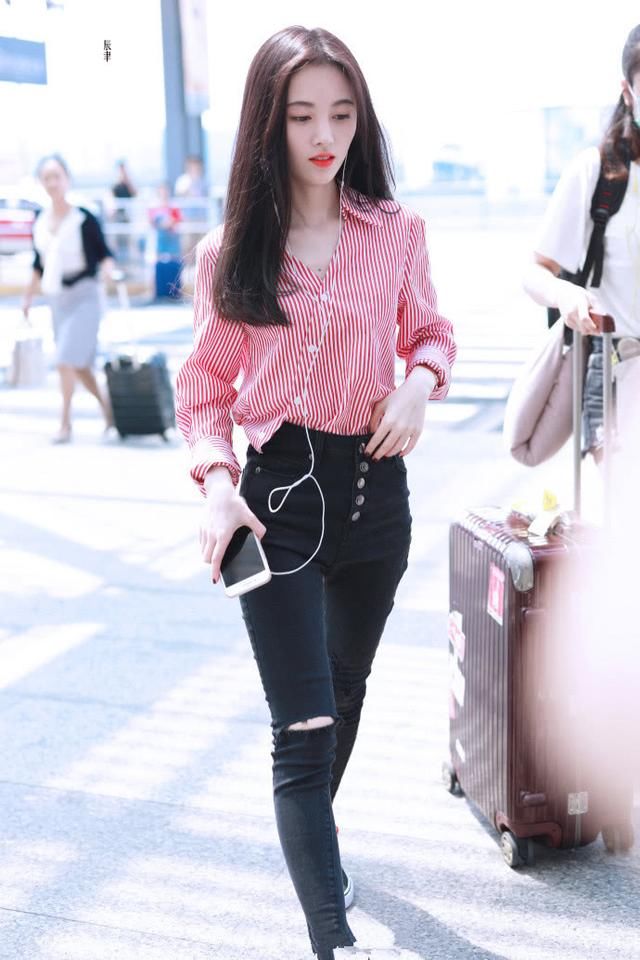 鞠婧祎嫌短裤不够短，故意在腿根剪掉两块布，网友：安全裤都露了