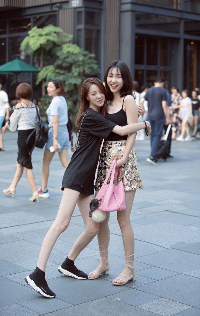 街拍:美女一身紧身包臀裙子,直接显示出自己的臀围,很漂亮