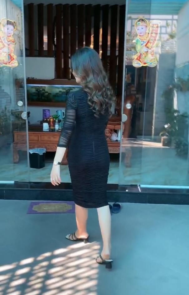  美女：微胖还是很有魅力的，穿裙子优美，肥而不腻