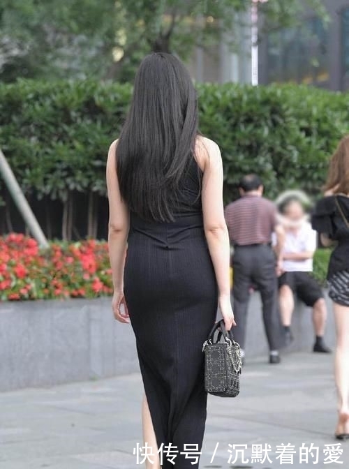 『 随随便便』不是小姑娘随随便便就有的,有些成熟的妩媚