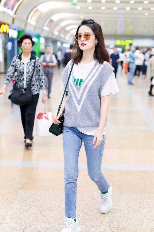 李沁秀新时尚技巧，夏天T恤配针织衫，网友：要时尚就要不怕热！