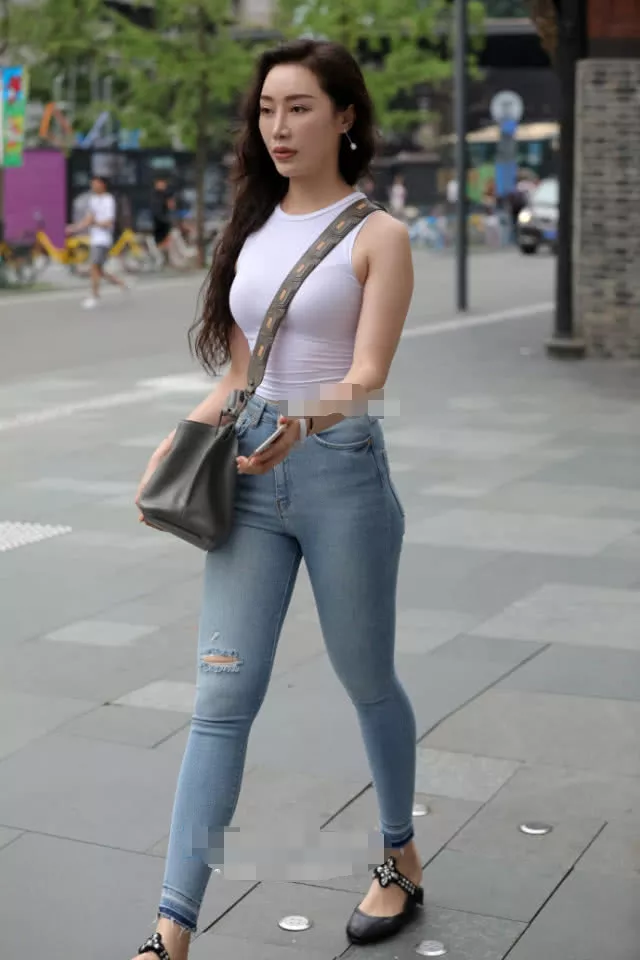 街拍：站在街边的牛仔裤女神，走到哪都抢眼球!