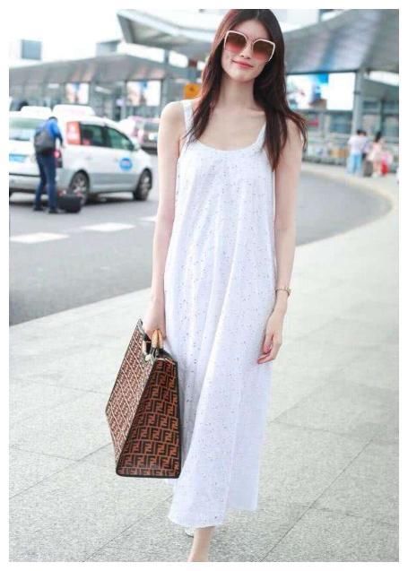 何穗穿开叉牛仔吊带群，网友:超模气场，奚梦瑶都被比下去了!