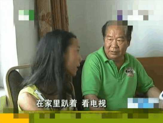 广东一男子太懒在家睡觉不工作, 妻子做保洁挣