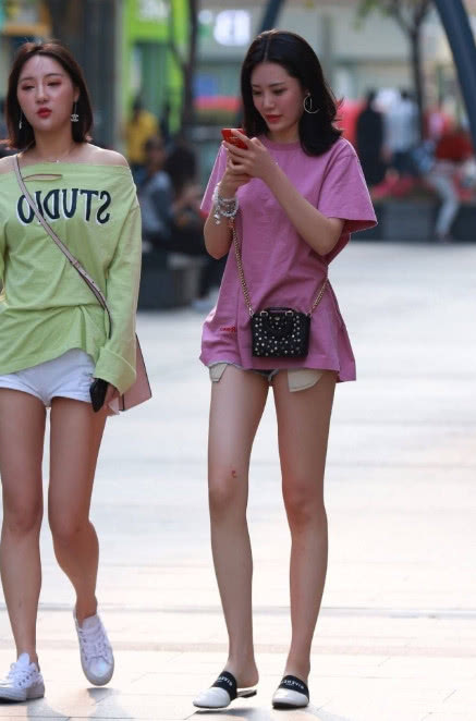 时尚姐妹短裤大秀美腿，网友：穿黄衣服的小姐姐，你不觉得尴尬吗