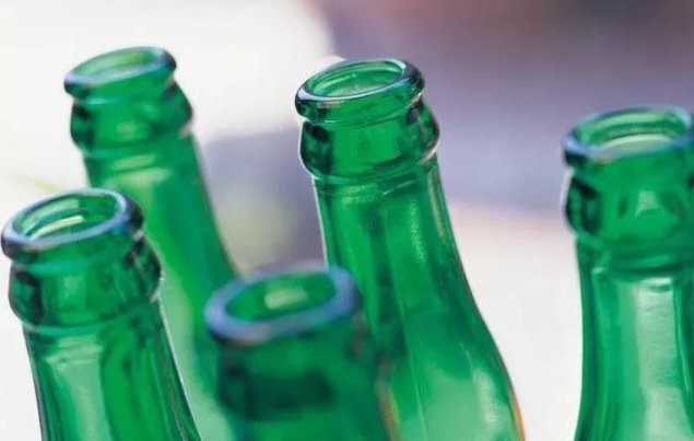  「回收」农村的旧啤酒瓶，10多年前5毛一个回收，现在为啥没人要