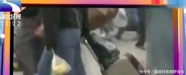  #站票#大姐好心给站票让座，孩子困了，请乘客离开却被反咬一口