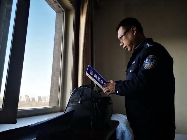 他们400米车厢要往返走三万步，每次出门还带两身警服，为啥？