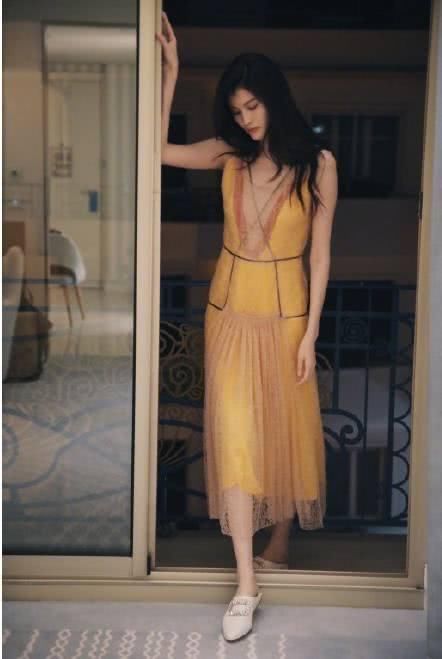 盘点女星穿裙子，高圆圆时尚，迪丽热巴可爱，她穿的最迷人